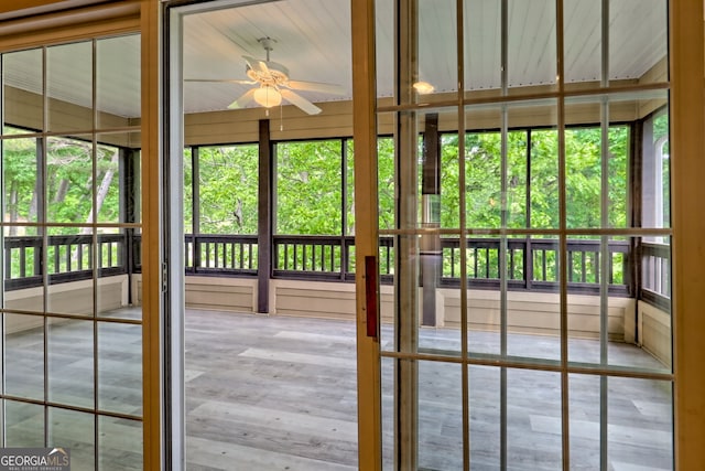 entryway with ceiling fan
