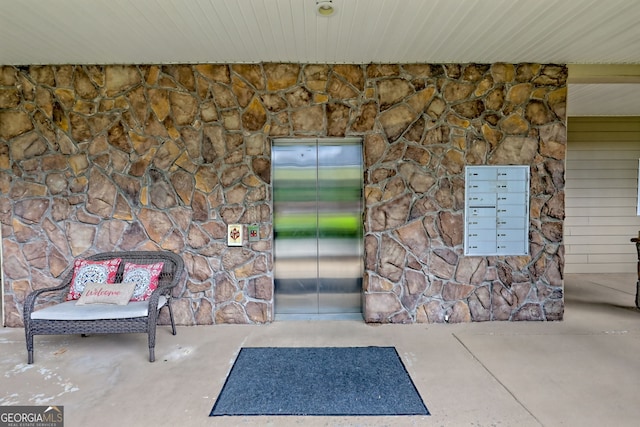 property entrance with elevator