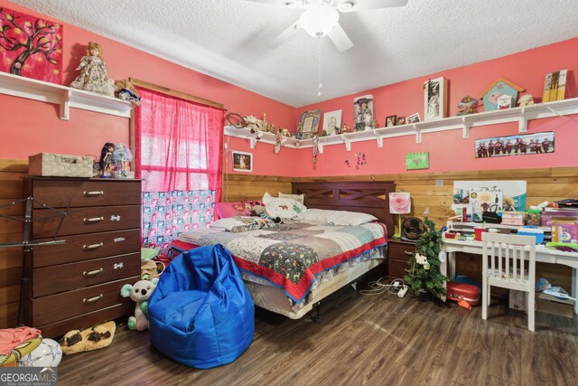 328 Willow Creek Rd, Folkston, GA 31537 - bedroom featuring wood finished floors, a textured ceiling, and a ceiling fan