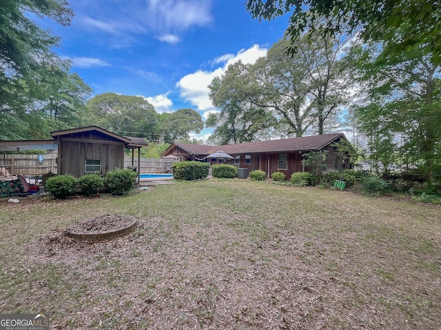 view of yard featuring an outbuilding
