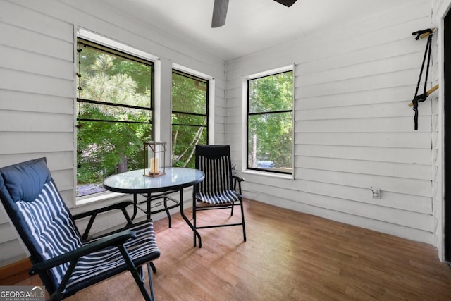 sunroom with ceiling fan