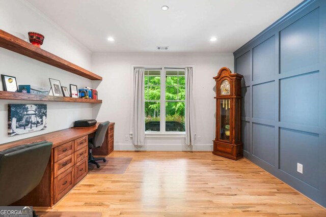 office space with built in desk, light wood-type flooring, recessed lighting, and baseboards