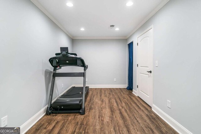 exercise area featuring ornamental molding, wood finished floors, baseboards, and recessed lighting