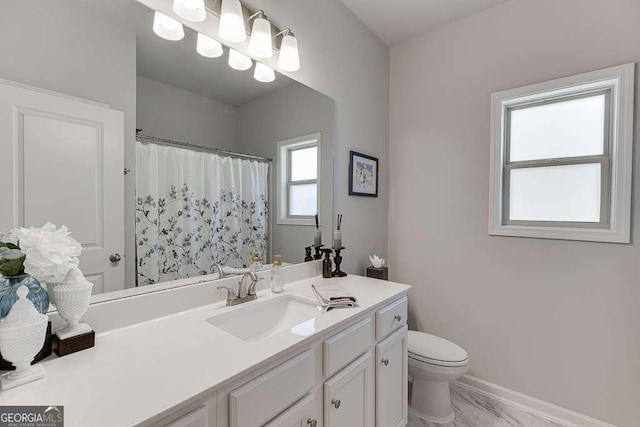 full bath with toilet, vanity, baseboards, and a shower with curtain