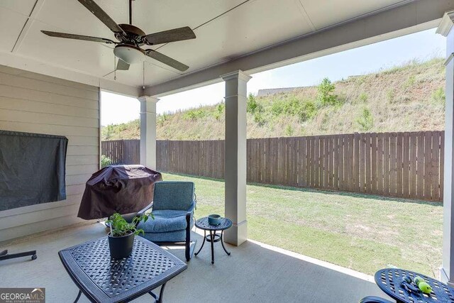 sunroom with ceiling fan