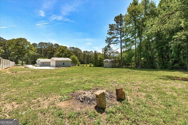 view of yard featuring an outdoor structure and a storage shed