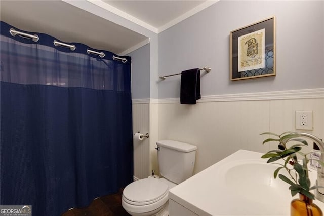 bathroom with wainscoting, toilet, ornamental molding, and a shower with curtain