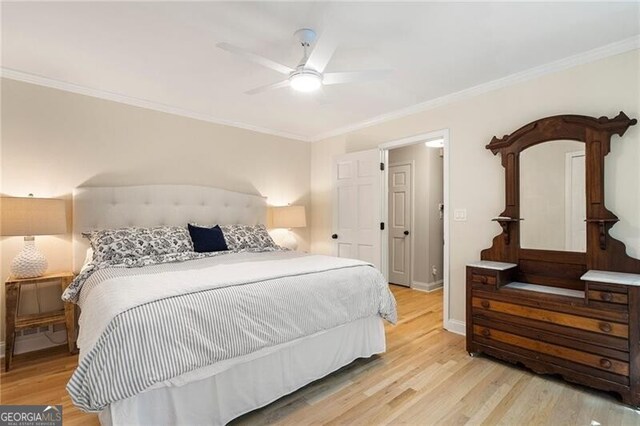 bedroom featuring wood finished floors, ornamental molding, a ceiling fan, and baseboards