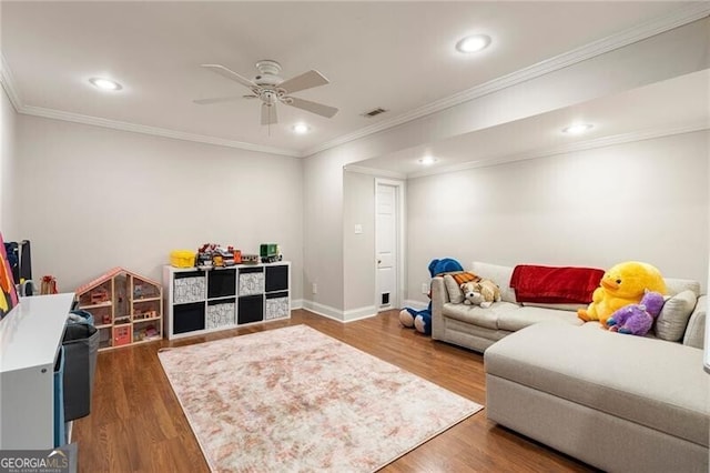 living area featuring ceiling fan, recessed lighting, wood finished floors, baseboards, and crown molding