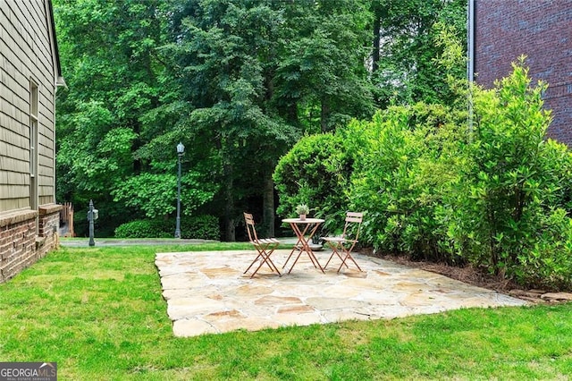 580 Cliftwood Ct, Sandy Springs, GA 30328 - view of grassy yard featuring a patio