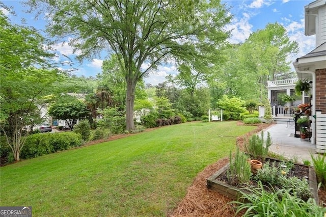 view of grassy yard featuring a patio