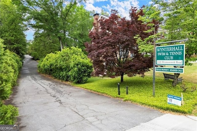 view of property's community featuring a lawn