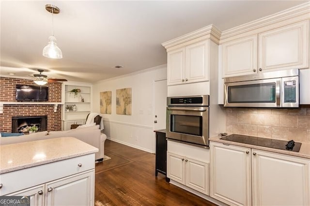 kitchen with stainless steel appliances, open floor plan, dark wood-style floors, a ceiling fan, and baseboards