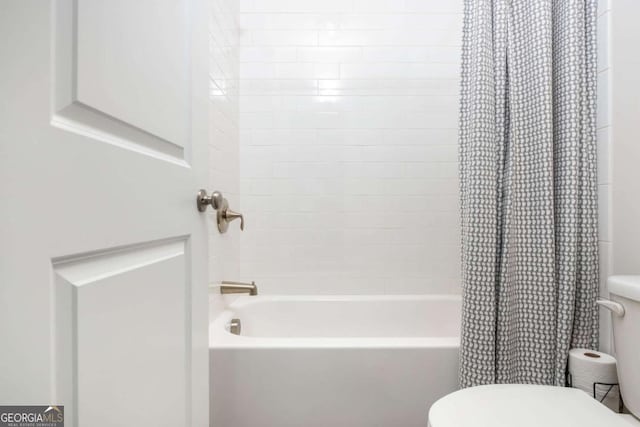 full bathroom with toilet and shower / tub combo with curtain