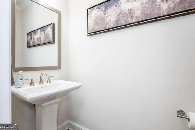 bathroom featuring a sink and baseboards