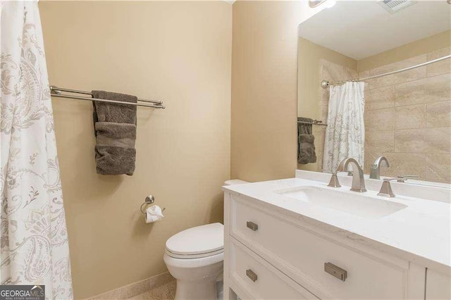 28106 Plantation Dr NE, Atlanta, GA 30324 - full bath featuring toilet, vanity, baseboards, and curtained shower