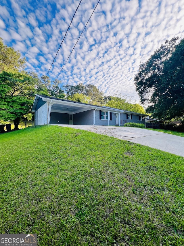 view of front facade featuring a front yard and driveway