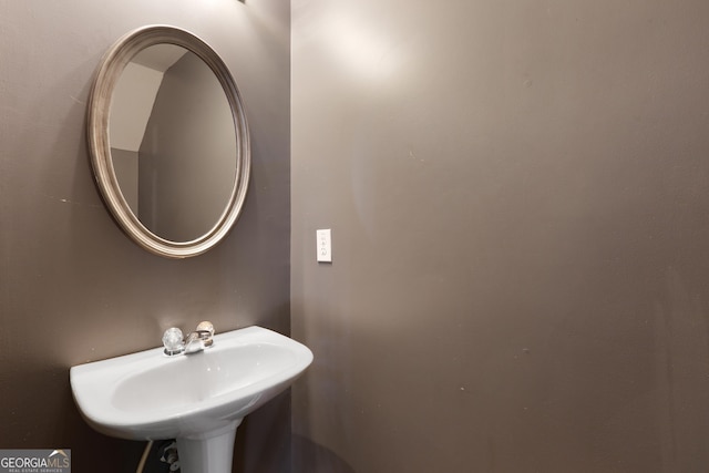 bathroom featuring a sink