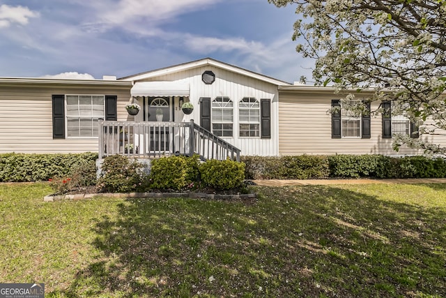 manufactured / mobile home featuring a front lawn