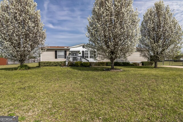 view of front of home featuring a front lawn
