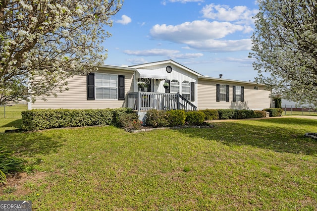 manufactured / mobile home featuring a front yard