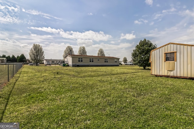 view of yard with an outbuilding
