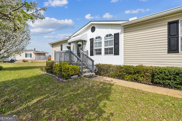 manufactured / mobile home featuring a front yard