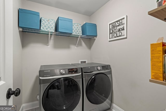 laundry room with independent washer and dryer and baseboards
