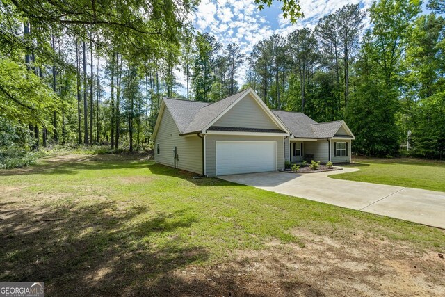 121 Bob Cat Trl, Mansfield, GA 30055 - view of front facade with an attached garage, driveway, a front lawn, and roof with shingles