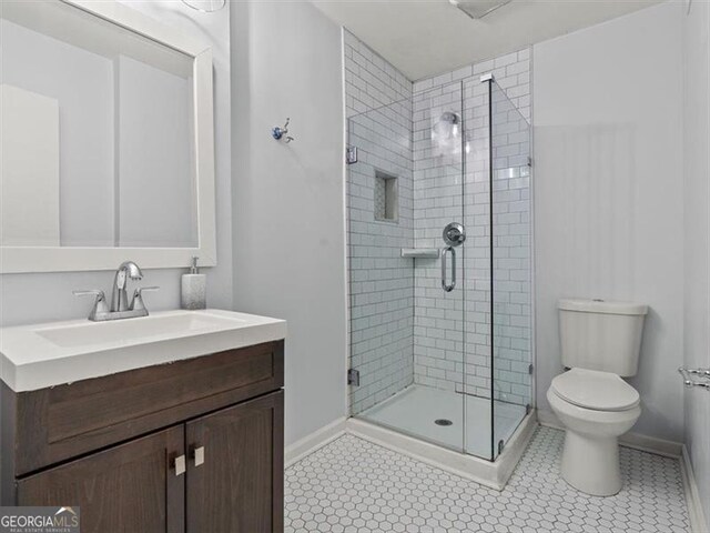 full bathroom featuring toilet and tiled shower