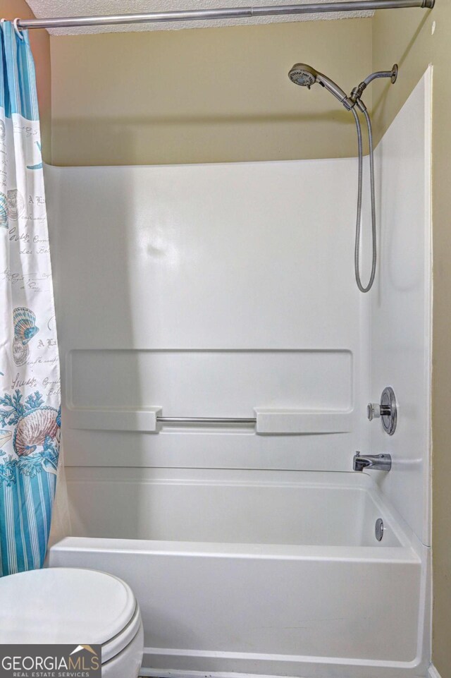 10900 Wittenridge Dr Unit L6, Alpharetta, GA 30022 - bathroom featuring shower / tub combo and toilet