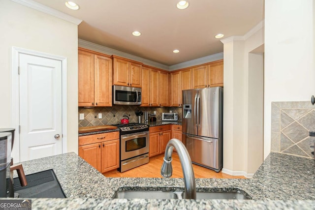 5888 Cobblestone Creek Cir, Mableton, GA 30126 - kitchen featuring stainless steel appliances, a sink, recessed lighting, crown molding, and decorative backsplash