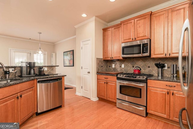 5888 Cobblestone Creek Cir, Mableton, GA 30126 - kitchen with appliances with stainless steel finishes, a sink, crown molding, backsplash, and light wood-type flooring