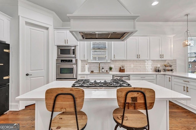 5461 Autumn Flame Dr, Braselton, GA 30517 - kitchen with stainless steel appliances, a sink, white cabinetry, decorative backsplash, and light wood-type flooring