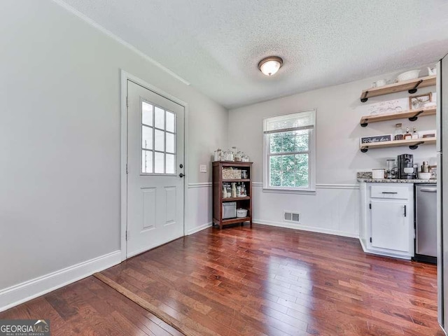 3500 Refuge Rd, Jasper, GA 30143 - entryway featuring dark wood finished floors, a textured ceiling, a dry bar, and baseboards