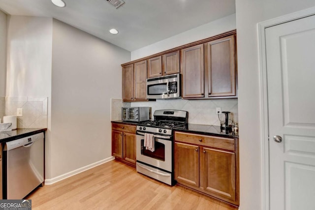 2505 Thackery Ct, Cumming, GA 30041 - kitchen featuring stainless steel appliances, recessed lighting, tasteful backsplash, light wood-style floors, and baseboards