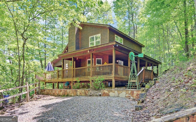view of front facade with covered porch and fence
