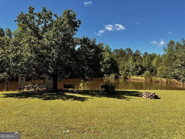 view of grassy yard featuring a water view