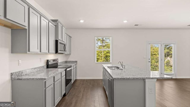 kitchen featuring appliances with stainless steel finishes, a sink, gray cabinetry, dark wood-style floors, and recessed lighting