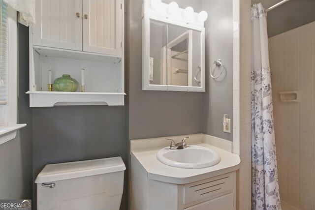 154 Willowdell Dr, Toccoa, GA 30577 - full bathroom featuring tiled shower, toilet, and vanity