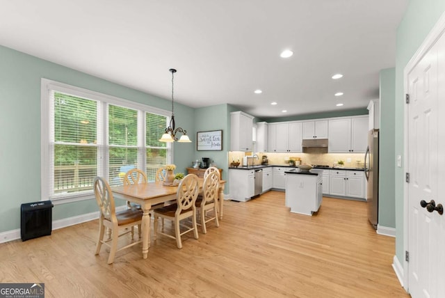 dining area featuring light wood-type flooring, baseboards, and recessed lighting