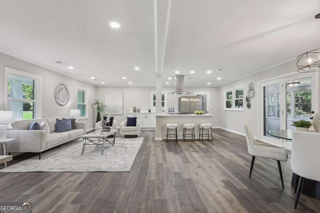 living room with dark wood-style floors, recessed lighting, baseboards, and crown molding