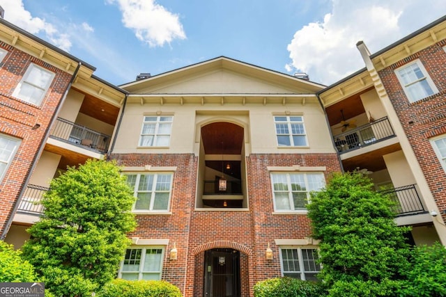 view of apartment building / complex