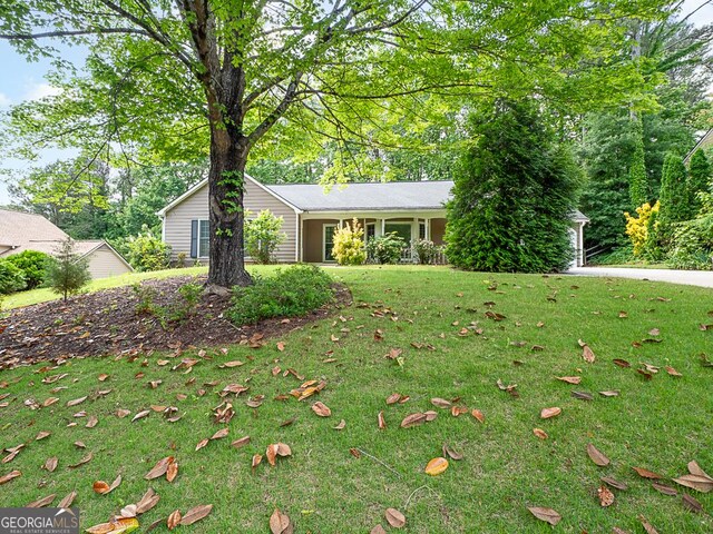 view of front of property featuring a front lawn