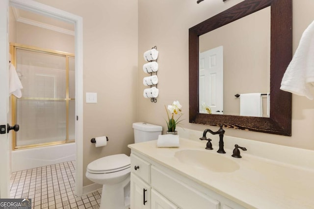 full bathroom featuring toilet, ornamental molding, vanity, baseboards, and enclosed tub / shower combo