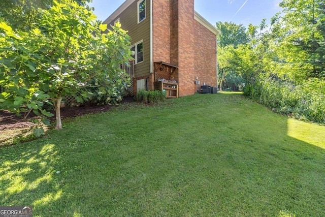 view of grassy yard featuring cooling unit