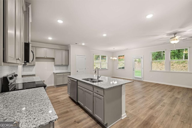 kitchen featuring gray cabinets, a sink, stainless steel appliances, a ceiling fan, and recessed lighting
