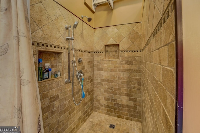 637 Lakeview Dr, Newborn, GA 30056 - bathroom featuring a tile shower