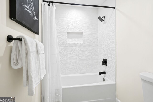 bathroom with toilet, shower / tub combo with curtain, and baseboards