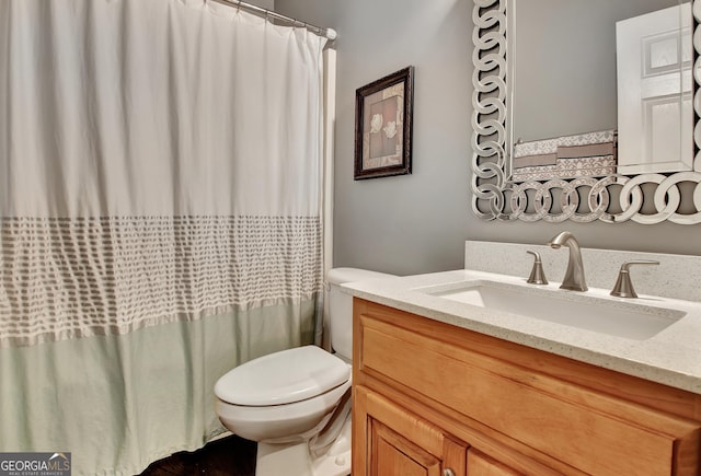 full bath with toilet, vanity, and a shower with curtain